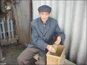 Житель села Погребы Глобинского района на Полтавщине Владимир Никитин показывает прошлогодний табак для курения. Говорит, его покупают те, кто не может себе позволить покупать пачку сигарет каждый день