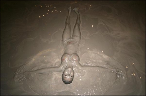 Жінка приймає грязьову ванну у водоймі Центру ванни на півночі Китаю. Грязі сюди завозять із-за кордону. Вони збагачені мінералами, які оновлюють шкіру