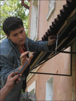 Ігор Плакида ремонтує козирьок даху в Уманській дитячій лікарні. Тут він проходить альтернативну службу. Працює прибиральником, часто допомагає щось лагодити