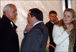 Російський кінорежисер Микита Михалков (ліворуч) розмовляє із зятем бізнесменом Альбертом Баковим. Дочка Ганна  Михалкова (праворуч) вдруге вийшла за нього заміж