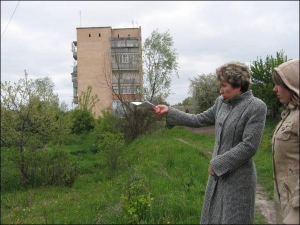 В городе Мена на Черниговщине Людмила Корниенко (слева) показывает своей соседке Ольге Дериколенко место, где когда-то были грядки. Теперь туда из дырявой трубы стекают нечистоты