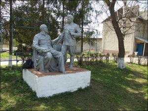 Этот памятник стоит в селе Череш Сторожинецкого района Черновицкой области. Его перевезли сюда из областного центра после развенчания культа личности Сталина
