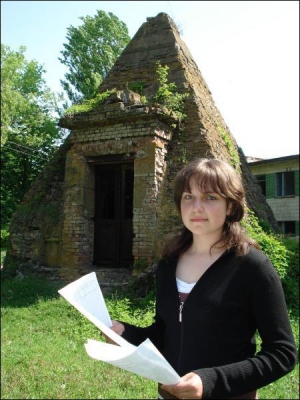 16-летняя первокурсница аграрного техникума в Березовой Рудке на Полтавщине Екатерина Балан часто приходит посмотреть на пирамиду за сельским клубом