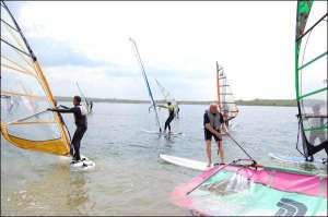 В выходные на Яворивском озере собралось 50 виндсерфингистов. На доски с парусами становились и опытные яхтсмены, и начинающие