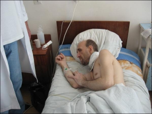 Вячеслав Капитанчук лежит в палате хирургического отделения Хмельницкой городской больницы. Врачам удалось зашить мужчине сосуды и горло