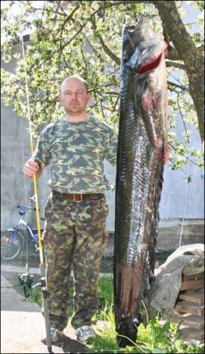 Руслан Пекач поймал сома длиной 1,95 метра  и весом 46,5 килограмма