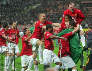 Щойно голкіпер ”Манчестер Юнайтед” Едвін ван дер Сар (№1) парирував удар Ніколя Анелька з пенальті і приніс ”МЮ” перемогу. Свого воротаря вітають партнери по команді. Москва, стадіон ”Лужники”, ніч із 21 на 22 травня 2008 року