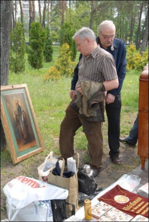 Брат президента Петро Ющенко (ліворуч) купує у Михайла Невідомого ікону Матері Божої Ченстоховської за 1 тисячу гривень