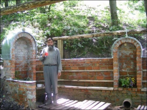 Монах Валерий набирает воду из источника под Опишней в Зиньковском районе. Мужчина приехал в поселок на неделю присматривать монастырскую пасеку. Он — послушник монастыря в Хмельницкой области