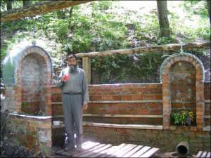 Монах Валерий набирает воду из источника под Опишней в Зиньковском районе. Мужчина приехал в поселок на неделю присматривать монастырскую пасеку. Он — послушник монастыря в Хмельницкой области