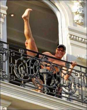 Американский актер Жан-Клод Ван Дамм демонстрирует атлетическое телосложение во время утренней зарядки на балконе гостиницы в Каннах