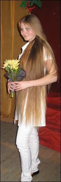 Победительница конкурса ”Длинная коса — девичья краса” Юлия Мирная . Длину волос она никогда не мерила из-за суеверия