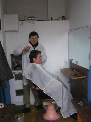 48-річний перукар із Джулинки Віталій Цюпа стриже односельця  Юрія Симоконя.  Майстер каже, що роботи вистачає. Він — єдиний перукар на три села