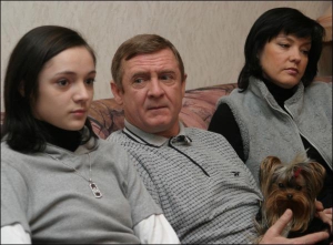 Володимир Безсонов з донькою Ганною (праворуч від нього), чемпіонкою світу з художньої гімнастики, та дружиною Вікторією