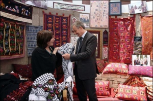 Колишній британський прем’єр Тоні Блер під час виставки палестинських товарів у місті Віфлеємі. За кілька  годин до цього ізраїльські винищувачі мало не збили його літак