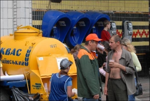 Двоє працівників ”Київзеленбуду” п’ють квас у п’ятницю біля станції метро Політехнічний інститут. Аби знайти у центральній частині міста працюючу бочку з квасом, кореспонденти витратили півтори години