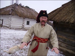 Директор Музея сельского хозяйства в селе Рокыни возле Луцка Александр Середюк пять лет преподает боевой гопак в школе казацкой закалки