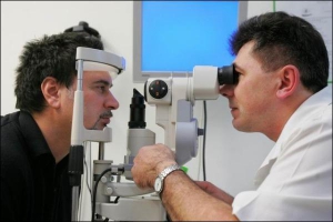 Валерия Меладзе осматривает главный врач клиники ”Новое зрение” Юрий Тоболевич. В марте певцу сделали лазерную коррекцию зрения