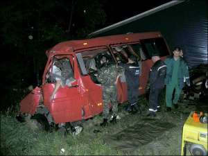Спасатели достают тела из микроавтобуса ”Фольксваген ЛТ-35” на объездной дороге Житомира вечером 23 мая. Ни один пассажир не выжил
