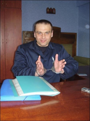 Олександр Рафальський сидить у вінницькій в’язниці. Під час бесіди чоловікові не дозволили зняти кайданки