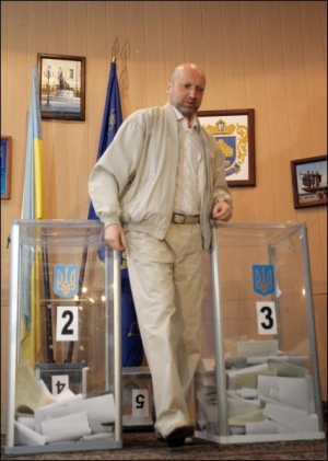 Кандидат в киевские мэры от БЮТ Александр Турчинов только что вбросил бюллетень в урну