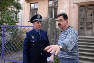 Львовянин Роман Гудз (справа) показывает майору Олегу Лернеру место, где на него напал пьяный таксист