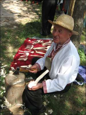 Николай Рымар делает ложки на базаре в городе Богуслав Киевской области