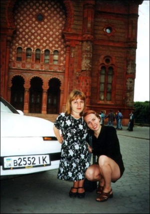 Жителька Срібного на Чернігівщині Надія Марчук з рідною сестрою Марією (праворуч) на площі перед філармонією в Ужгороді. Фото 2002 року
