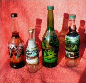 Ужгородская художница Наталия Герчук разрисованные бутылки раздаривает. Изредка продает — по 100 долларов за штуку