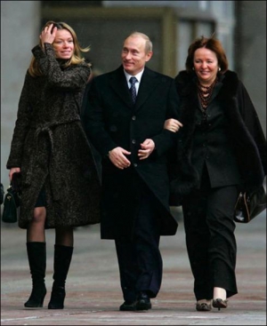 За свого президентства Володимир Путін (у центрі) не дозволяв фотографувати своїх дітей. Це перше фото, на якому він зі своєю дочкою Марією (ліворуч) і дружиною Людмилою