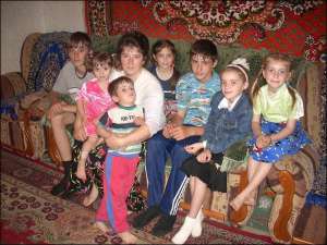 Людмила Грицук із Комсомольська з сімома своїми дітьми. Троє старших у момент фотографування були на навчанні