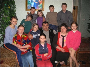Леонид и Людмила Деркач в своем доме с десятью детьми