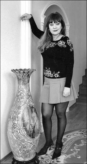 Певица Лилия Сандулеса в своем доме в Черновцах. Большую фарфоровую вазу ей подарили на день рождения