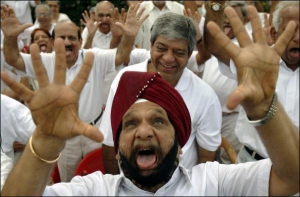 Сотні літніх людей зібралися разом, аби оздоровитися сміхотерапією. Вони члени Клубу сміху містечка Мумбай в Індії