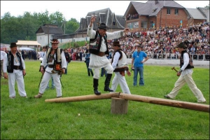 На стадіоні селища Путила Чернівецької області вівчарі перед виходом на полонину змагаються у вмінні ходити по слизьких колодах