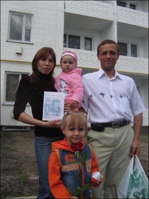 Валентин Савченко с женой Ярославой и дочерьми 5-летней Яной и годовалой Виталиной из Червонозаводского Лохвицкого района получили ордер на квартиру. Супруги ждали жилье семь лет 