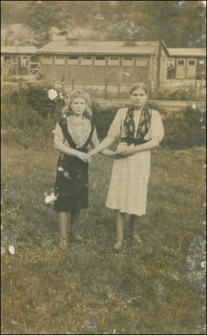 Валентина Погоріла (ліворуч) із подругою Варварою біля свого барака в селищі Рюдерсдорф під Берліном 1942 року. Там жінка працювала на заводі залізобетонних конструкцій