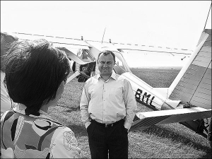 Глава облгосадминистрации Александр Домбровский на аэродроме в селе Сутиски Тивровского района возле самолета ВІЛГА-5 