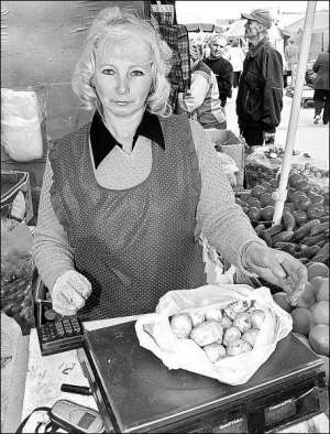 48-річна вінничанка Галина Жиліна продає молоду картоплю на ринку Привокзальному у Вінниці. Жінка привозить її з Одеси. Там кілограм картоплі коштує 3,5 грн. У Вінниці вдвічі дорожче