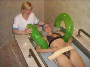 Оксана Карачук проходить процедуру горизонтальної витяжки грудних і поперекових гриж у спеціальній ванні санаторію ”Авангард” у Немирові