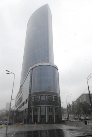 Бизнес-центр ”Парус” на Бессарабке — 33-этажный офисный дом класса ”А”. Первые компании заселили его летом 2007-го. ”Парусом” управляет компания ”Мандарин-плаза”