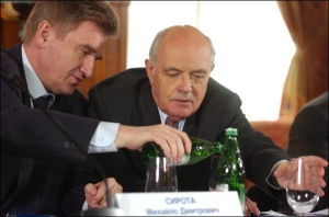 Нардеп из Блока Литвина Михаил Сирота (слева) и коммунист Георгий Крючков во время заседания ”Украинского форума”