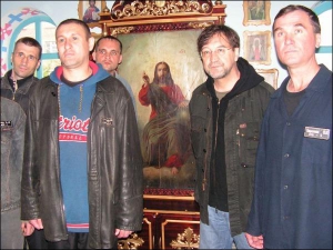 Солист группы ДДТ Юрий Шевчук (второй справа) сфотографировался с осужденными возле чудотворной иконы в тюремном храме