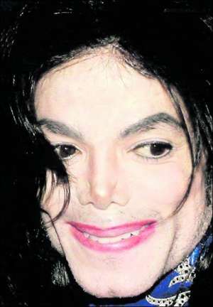 На лице американского певца Майкла Джексона заметны шрамы от пластичных операций. Он часто прячет лицо под черной паранджей