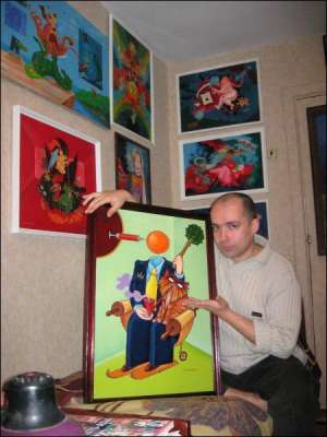Чернігівський художник Олег Синельник малює політичні карикатури, своїх приятелів і пишнотілих жінок. Скаржиться, що його картини бояться виставляти в Чернігові