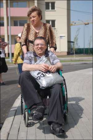 Инвалид Юрий Родин с женой Екатериной бесплатно получили четырехкомнатную квартиру в 24-этажке на столичной улице Милославской