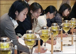 На чемпионате сомелье в Токио саке налили в разноцветные контейнеры. В Японии, на родине саке, рисовый напиток теряет популярность, уступая вину, пиву и коктейлям