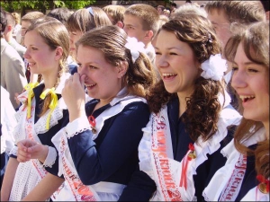 Ученицы 11-В класса  Жовквской средней школы №1 на праздничной линейке по случаю окончания учебного года