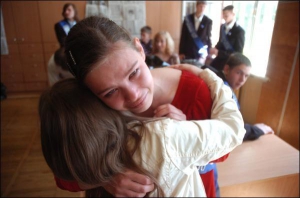 16-летняя выпускница спецшколы №8 Анастасия Федченко танцует с девочкой из младших классов. Анастасия окончила в этом году интернат вместе с родной, на два года старшей сестрой Мариной