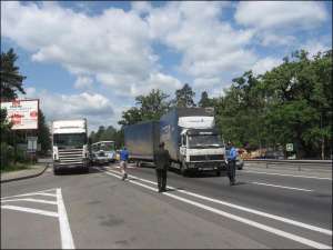 За 10 километров от Киева инспектор ГАИ заворачивает грузовики в направлении села Билогородка